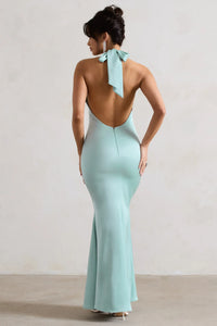 Robe longue satinée bleu clair, dos nu avec ruban, coupe ajustée évasée.