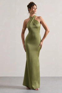 Robe longue satinée vert olive, encolure halter, coupe ajustée et évasée.