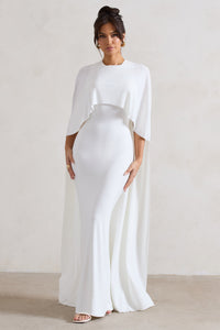 Robe longue blanche à manches cape drapées, encolure dégagée et jupe ajustée