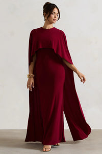 Robe longue rouge bordeaux, encolure ample, pan drapé et manches chauve-souris