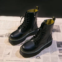 Bottes rangers noires à lacets, surpiqûres jaunes et doublure intérieure jaune