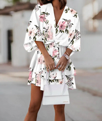 Robe courte à imprimé fleurs roses sur fond blanc, décolleté en V