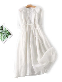 Robe en lin blanche, manches courtes, broderie au buste et lien à la taille.