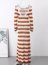 Robe longue en maille rayée orange, jaune, blanc, à manches longues et col en V
