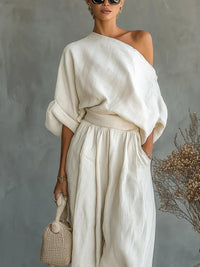 Ensemble deux pièces blanc : top drapé asymétrique et pantalon ample froncé à la taille