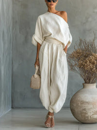 Ensemble deux pièces blanc à épaules dénudées : top asymétrique et pantalon ample