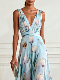 Robe longue bleue imprimée, décolleté croisé en V, ceinture à la taille, bretelles
