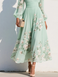 Robe midi vert menthe fleurie, jupe ample et évasée, manches longues.