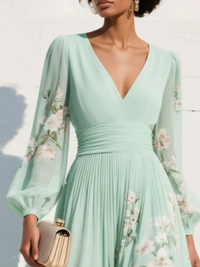 Robe midi vert menthe fleurie, décolleté V, manches bouffantes, taille froncée.