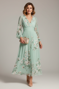 Robe midi vert clair fleurie, décolleté V, manches longues bouffantes et taille froncée.