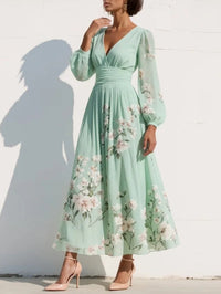 Robe midi vert menthe fleurie, décolleté V, manches longues bouffantes, jupe évasée.
