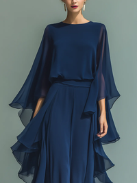Ensemble robe bleu nuit, buste satiné et manches kimono transparentes volantées