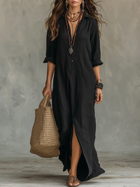 Robe longue noire décontractée à col, vue de face, manches trois-quarts et fente.