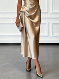 Robe midi satinée champagne, bretelle asymétrique et plis drapés sur la jupe