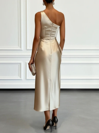 Robe midi satinée champagne dos à bretelle fine, silhouette près du corps