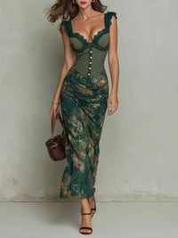 Robe longue vintage verte à corset rayé, bretelles à volants, boutons devant, motif fleuri.