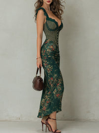 Robe longue verte motif fleuri, corset rayé, bretelles à volants, fente sur le bas.