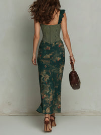 Robe longue verte motif fleuri, corset rayé, bretelles à volants, coupe près du corps.