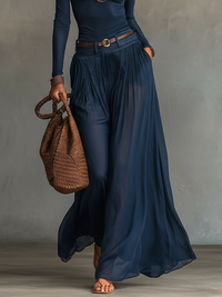 Ensemble gainant Monika bleu marine : jupe longue plissée, ceinture à boucle, manches longues