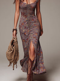 Robe longue plissée gris violacé, bretelles fines, fronces verticales et fente