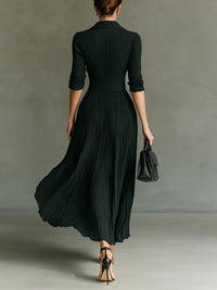 Robe longue vert foncé plissée vue de dos, taille froncée, manches 3/4.
