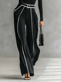 Pantalon noir à jambe large avec bandes verticales blanches et ceinture à boucle