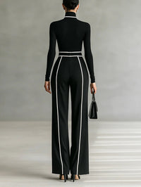 Ensemble noir deux pièces vu de dos : col roulé et pantalon large à bandes verticales