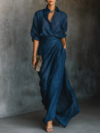 Robe longue drapée bleue à encolure boutonnée, manches trois-quarts et ceinture