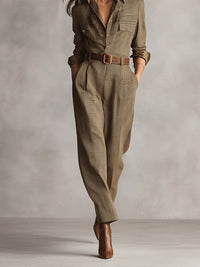 Combinaison à carreaux beige, pantalon taille ceinturée, manches longues, col chemise.