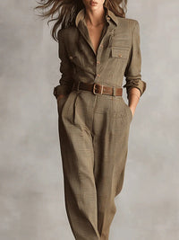 Combinaison à carreaux beige, col chemise, poche poitrine, ceinture et boutons.