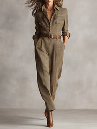 Combinaison à carreaux beige, col chemise, manches longues, ceinture, fermeture boutonnée.