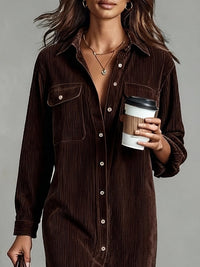 Robe midi Isabel en velours marron foncé côtelé, col chemise, poches poitrine et boutons