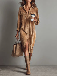 Robe chemise en velours côtelé marron, boutonnée, deux poches, fente avant