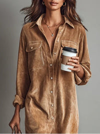 Robe en velours côtelé marron avec col chemise, boutonnée, poches poitrine