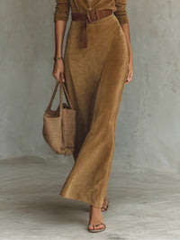 Robe en daim ceinturée beige, devant boutonné, ceinture à boucle et manches 3/4.