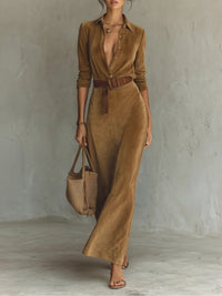 Robe en daim ceinturée beige, manches 3/4 et encolure boutonnée.