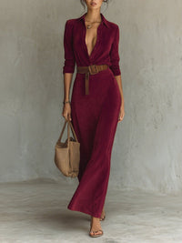 Robe en daim ceinturée rouge vin, col chemise boutonné et ceinture marron.