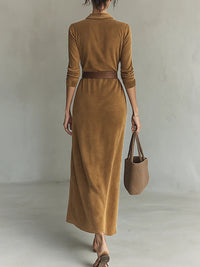 Robe en daim ceinturée beige, vue de dos, ceinture et manches 3/4.