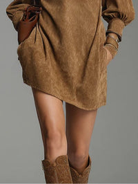 Mini-robe en daim marron, coupe courte, poignets froncés et ourlet évasé