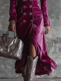 Robe blazer en velours bordeaux avec fente, boutons ronds et revers, manches longues.