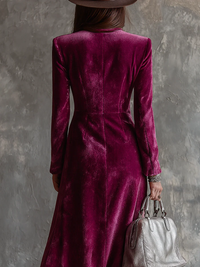 Robe blazer en velours bordeaux vue de dos, coupe cintrée et fente arrière.