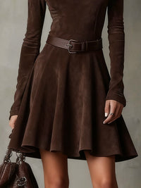 Mini-robe en daim vintage marron, ceinture à boucle et jupe évasée, manches longues