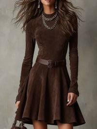Mini-robe en daim vintage marron, manches longues, ceinture à boucle et jupe évasée