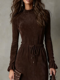 Robe midi en daim brun foncé, taille nouée, manches longues froncées