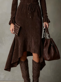 Robe midi en daim brun foncé, taille nouée, ourlet évasé et bas asymétrique