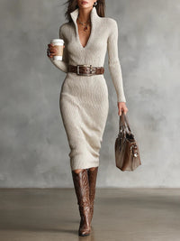Robe midi en maille beige côtelée, col montant, manches longues, ceinture à boucle.
