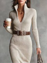 Robe en maille beige côtelée, col montant avec décolleté en V, manches longues, ceinture.