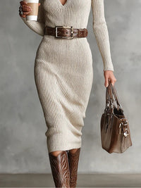 Robe midi en maille beige côtelée, col montant et décolleté, ceinture marron à boucle.