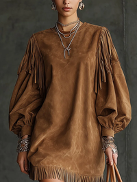 Mini-robe en daim marron à manches frangées et ourlet frangé, col rond