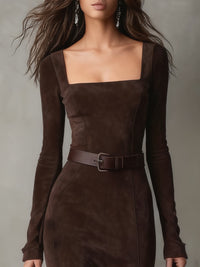 Robe longue en cuir Ainsley marron foncé, encolure carrée, ceinture à boucle, manches longues